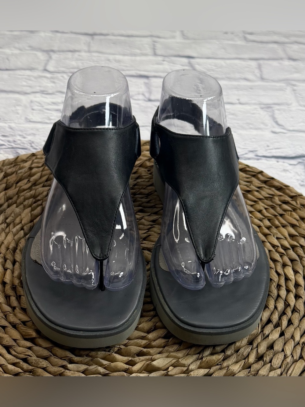 Tsubo “Georgea” Black Leather T-strap Sandals. Size M 7/8. Outdoors.